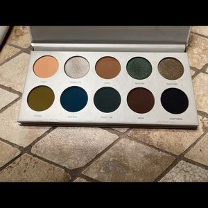 Jaclyn Hill dark magic eye shadow pallet